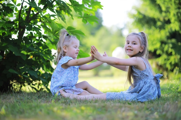 I bambini camminano in estate nella natura Bambino in una soleggiata mattina di primavera nel parco Viaggiare con i bambini