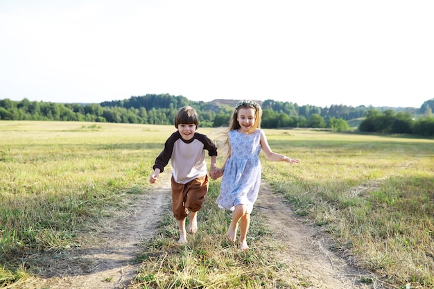 I bambini camminano in estate nella natura Bambino in una soleggiata mattina di primavera nel parco Viaggiare con i bambini