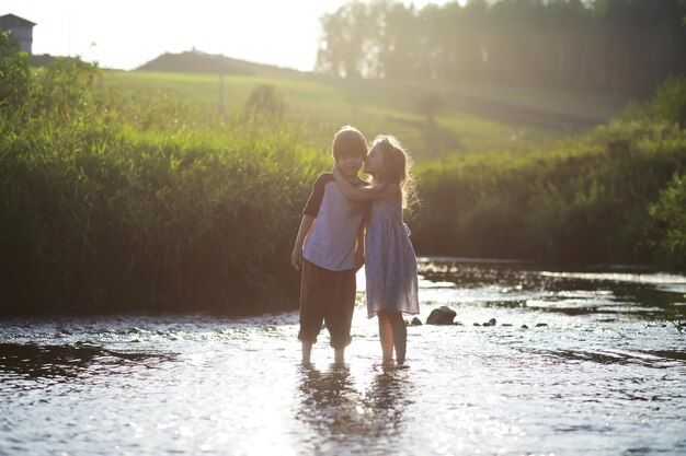 I bambini camminano in estate nella natura Bambino in una soleggiata mattina di primavera nel parco Viaggiare con i bambini