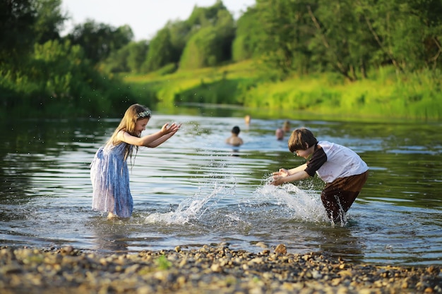 I bambini camminano in estate nella natura Bambino in una soleggiata mattina di primavera nel parco Viaggiare con i bambini