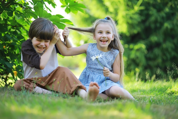 I bambini camminano in estate nella natura Bambino in una soleggiata mattina di primavera nel parco Viaggiare con i bambini