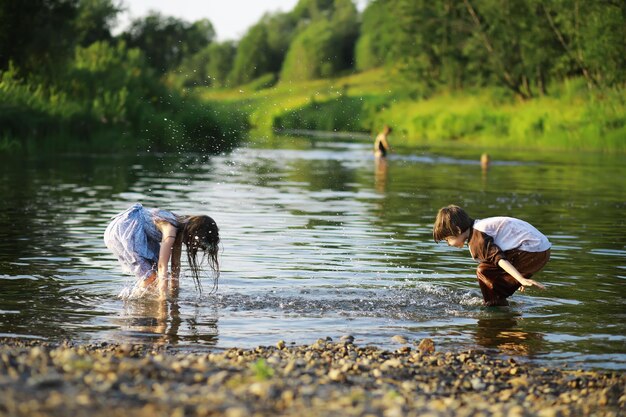 I bambini camminano in estate nella natura Bambino in una soleggiata mattina di primavera nel parco Viaggiare con i bambini