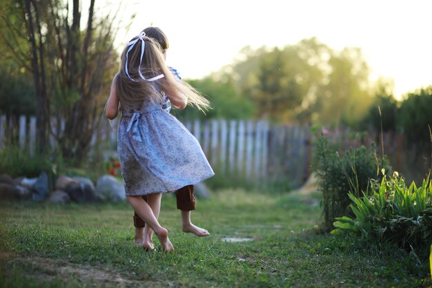 I bambini camminano in estate nella natura Bambino in una soleggiata mattina di primavera nel parco Viaggiare con i bambini