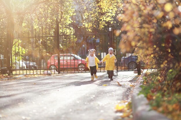 I bambini camminano nel parco autunnale della fallxA