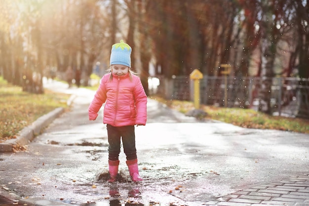 I bambini camminano nel parco autunnale della fallxA