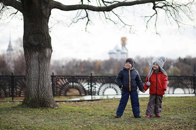 I bambini camminano nel parco autunnale della fallxA