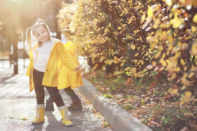 I bambini camminano nel parco autunnale della fallxA