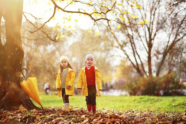 I bambini camminano nel parco autunnale della fallxA