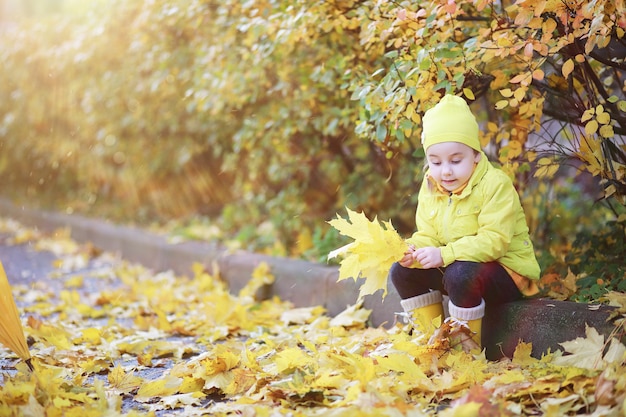 I bambini camminano nel parco autunnale in autunno