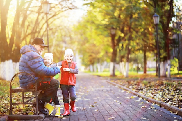 I bambini camminano nel parco autunnale in autunno