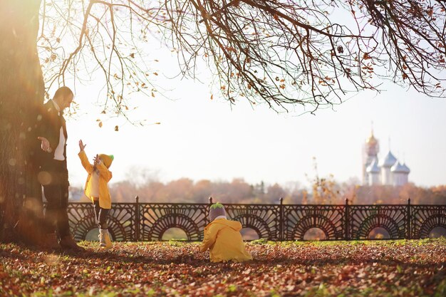 I bambini camminano nel parco autunnale in autunno