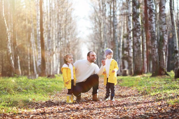 I bambini camminano nel parco autunnale in autunno