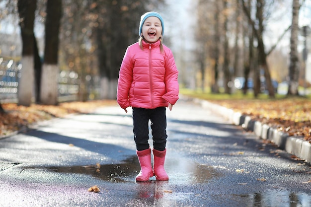 I bambini camminano nel parco autunnale in autunno