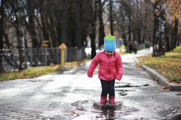 I bambini camminano nel parco autunnale in autunno