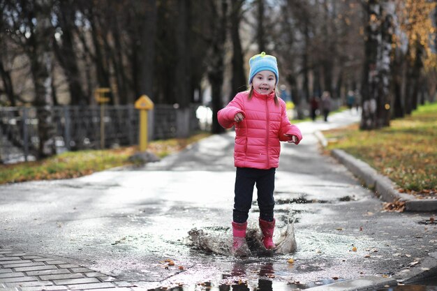 I bambini camminano nel parco autunnale in autunno