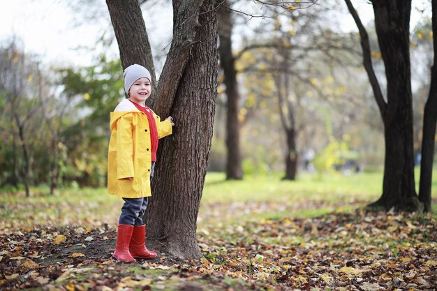 I bambini camminano nel parco autunnale in autunno