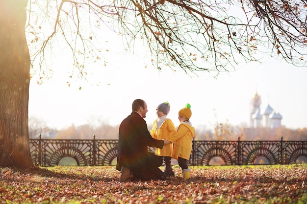 I bambini camminano nel parco autunnale in autunno