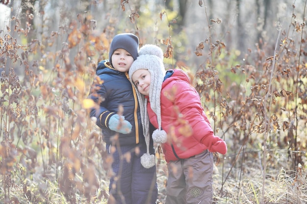 I bambini camminano nel parco autunnale