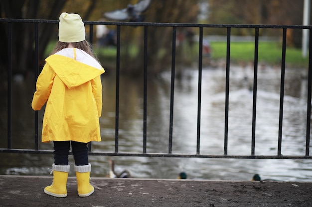 I bambini camminano nel parco autunnale