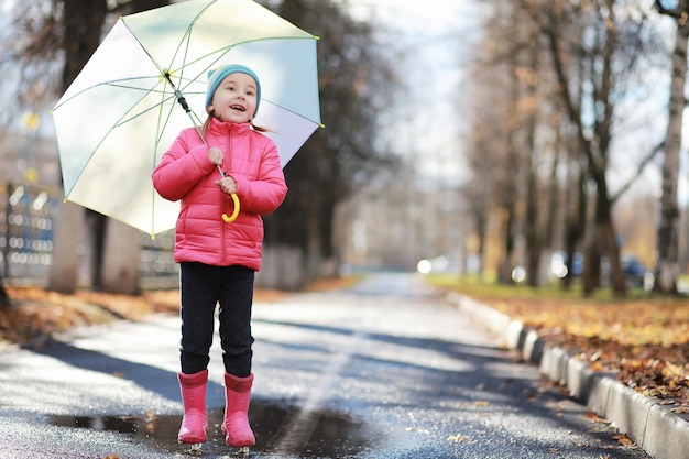 I bambini camminano nel parco autunnale