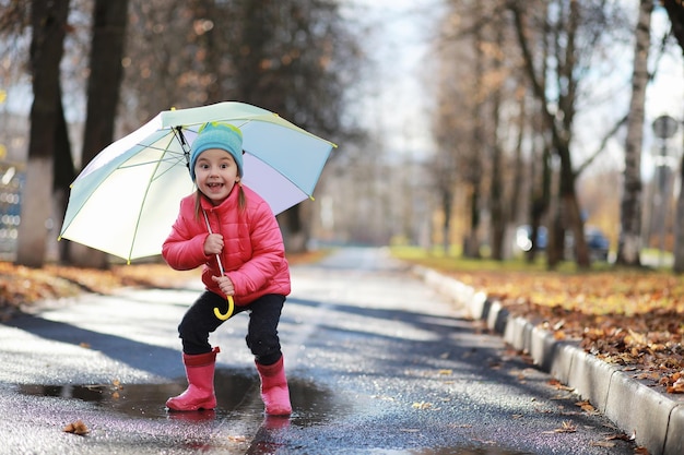 I bambini camminano nel parco autunnale