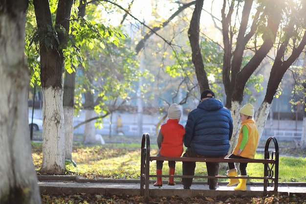 I bambini camminano nel parco autunnale