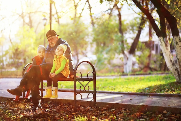 I bambini camminano nel parco autunnale