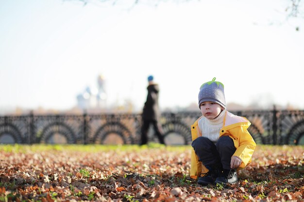 I bambini camminano nel parco autunnale