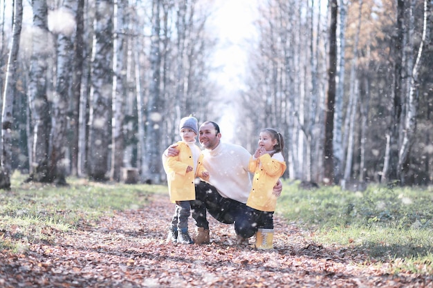 I bambini camminano nel parco con la prima neve