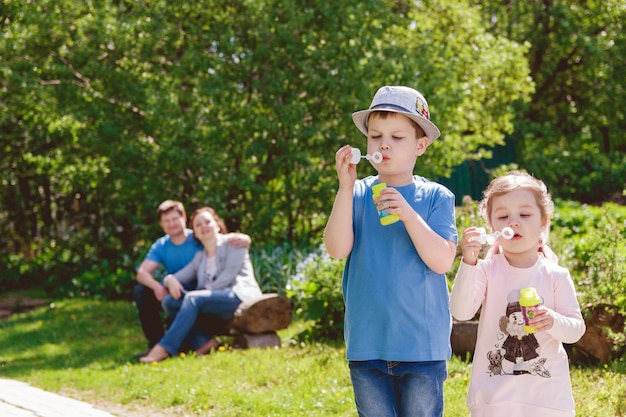 I bambini carini stanno giocando nel parco