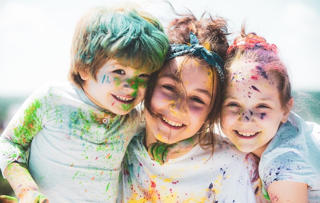 I bambini celebrano l'holi con il colore felice holi ritratto di un bambino che ride felice