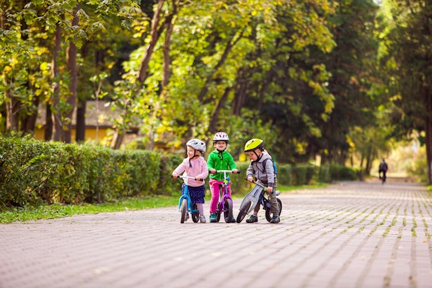 I bambini cercano di vincere durante la competizione ciclistica