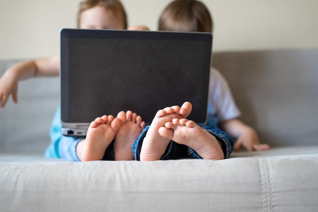 I bambini comunicano con i bambini online con il laptop