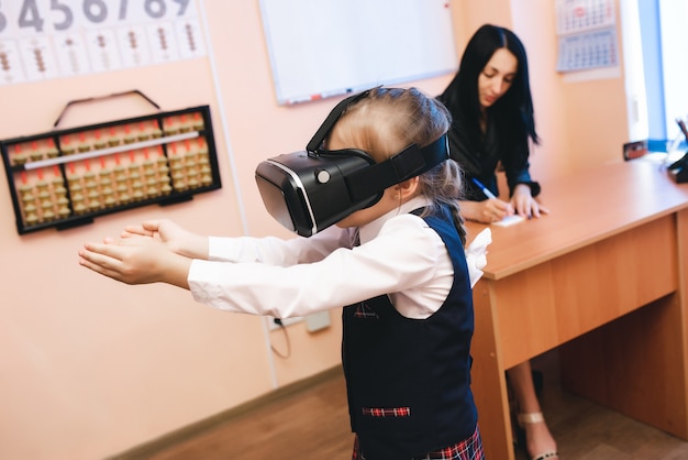 I bambini con gli occhiali per realtà virtuale sono nell'ufficio della scuola