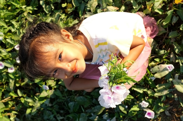 I bambini con i fiori e il sole del mattino.