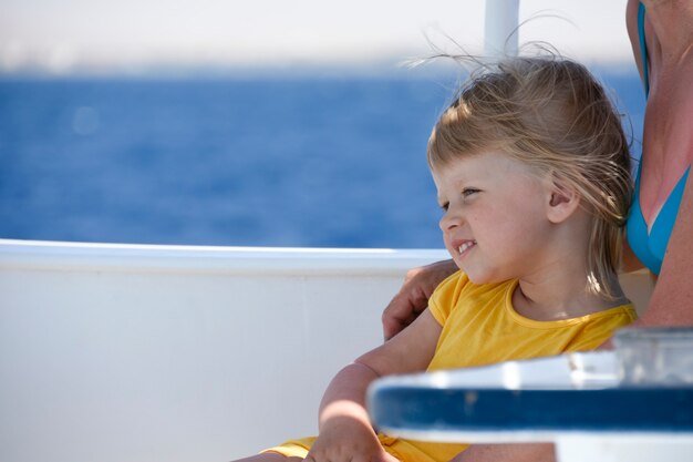 I bambini con i genitori riposano in mare