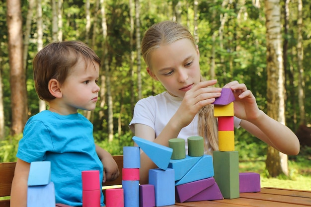 I bambini costruiscono una torre di cubi.