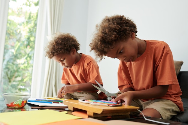 I bambini creativi si sono concentrati sulla realizzazione di progetti fai da te per la scuola