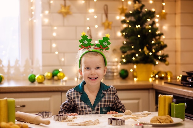 I bambini cuociono i biscotti del pan di zenzero di Natale.