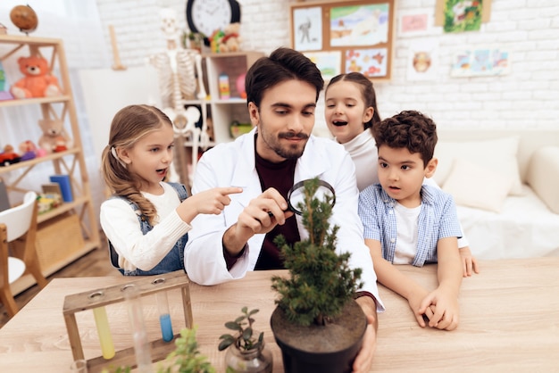 I bambini dell'asilo guardano sotto la lente d'ingrandimento