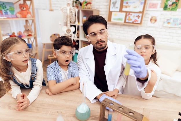 I bambini dell'asilo studiano insieme chimica