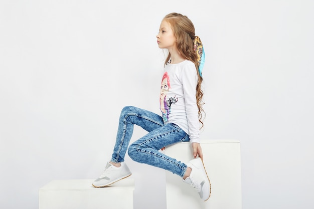 I bambini della moda posano per l'abbigliamento denim primaverile. Gioia e divertimento. Jeans