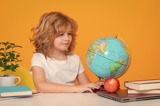 I bambini delle scuole elementari gli alunni vanno a studiare gli scolari intelligenti imparano i bambini studiano