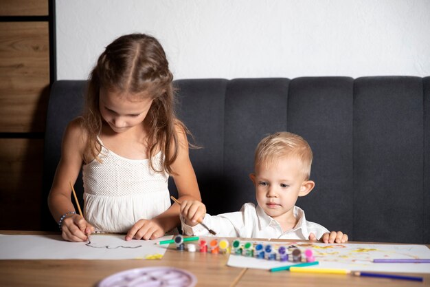 I bambini dipingono insieme. Creatività per i più piccoli. Disegnare