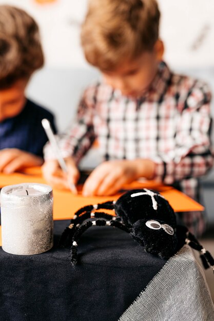 i bambini disegnano decorazioni ritagliate per la festa di halloween