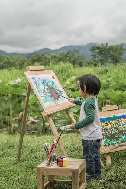 I bambini disegnano la colorazione naturale in primo piano.