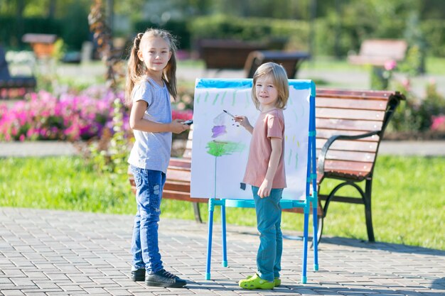 I bambini disegnano per strada.