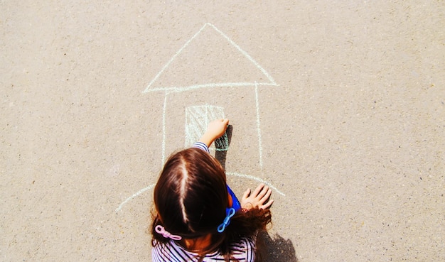 I bambini disegnano sul marciapiede con il gesso Messa a fuoco selettiva