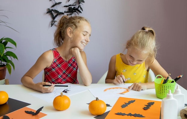 i bambini disegnano un'immagine per halloween
