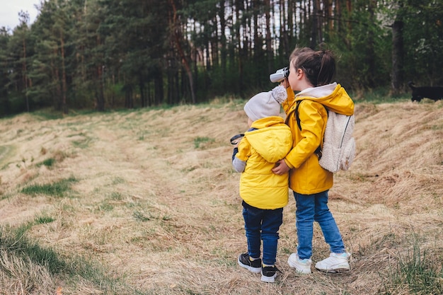 I bambini durante una passeggiata nella foresta esplorano la natura